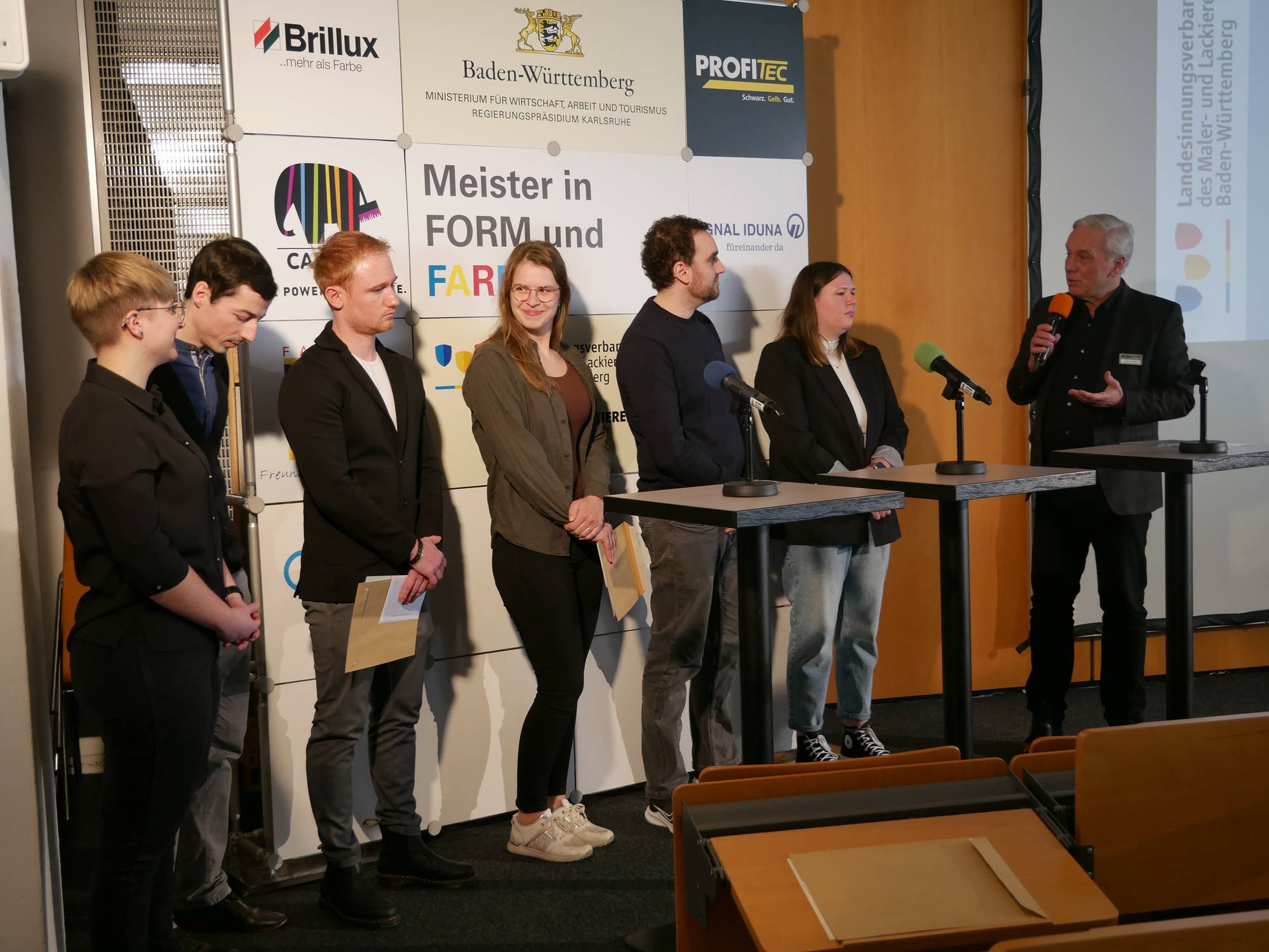 Die Preisträger/innen von links nach rechts: Kathrin Börsig, Stefan Krattenmacher, Julian Bz, Susanne Moßner, Milan Würger, Lorena Hickel